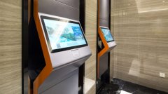 <b>然后用给定的暗码或通过手机使用解锁房</b>